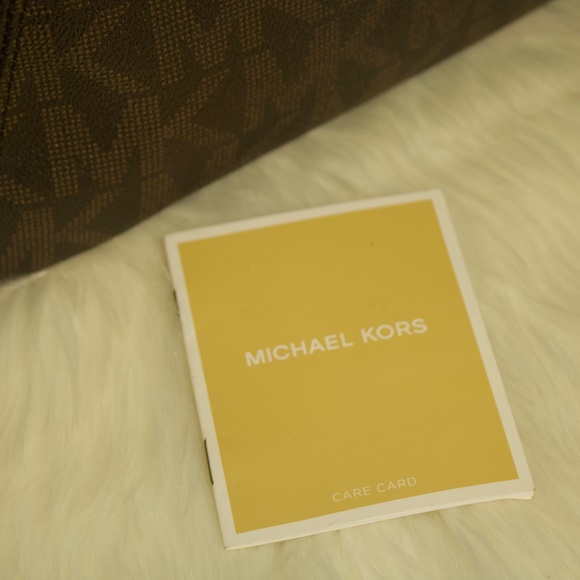 Michael Kors Fulton Messenger - Picture 4 of 16